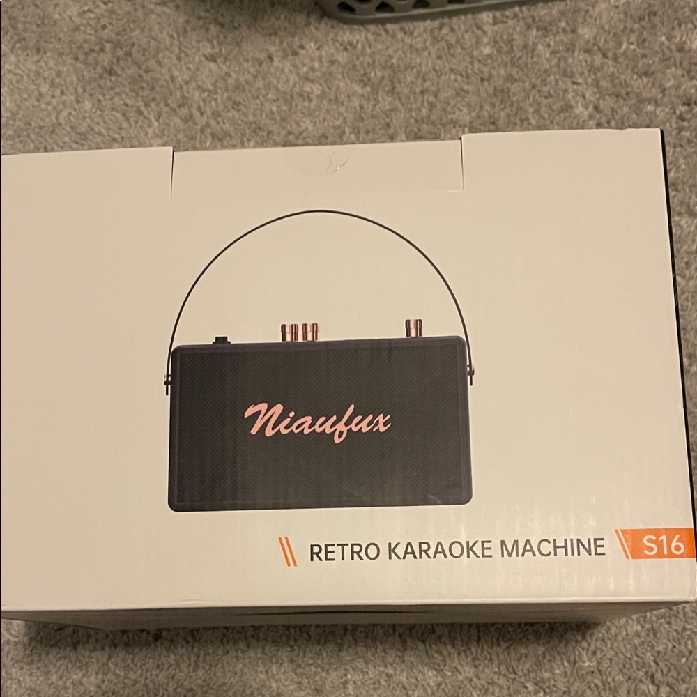 NIB/NWT Niaufux Retro Karaoke Machine